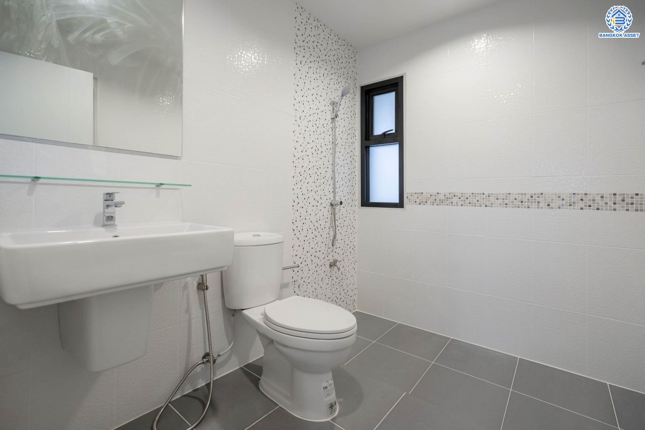 บ้านมือสองตกแต่งใหม่ ม.อักษรา พุทธมณฑลสาย3 ตกแต่งหรูหรา เนื้อที่ 55 ตร.ว. ฟังก์ชัน 3 ห้องนอน 3 ห้องน้ำ จอดรถได้ 2 คัน บนทำเลเชื่อมต่อเมือง ใกล้เซ็นทรัลศาลายา, ม.มหิดล ทางคู่ขนานลอยฟ้าบรมราชชนนี และรายล้อมด้วยสิ่งอำนวยความสะดวกครบ!